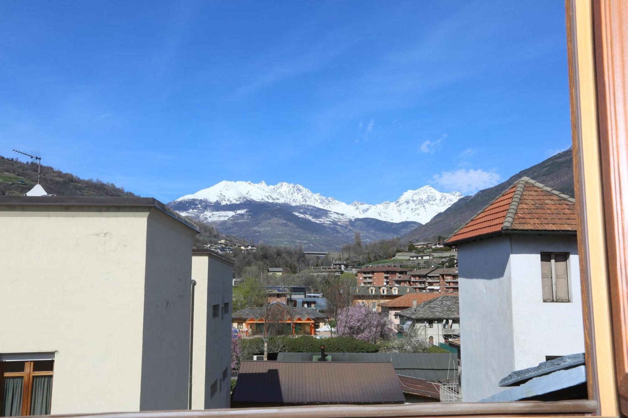 L'Abri En Ville - Parcheggio Privato A 100 Mt Ed Accesso Con Auto Nell'Area Pedonale Aosta Exteriér fotografie